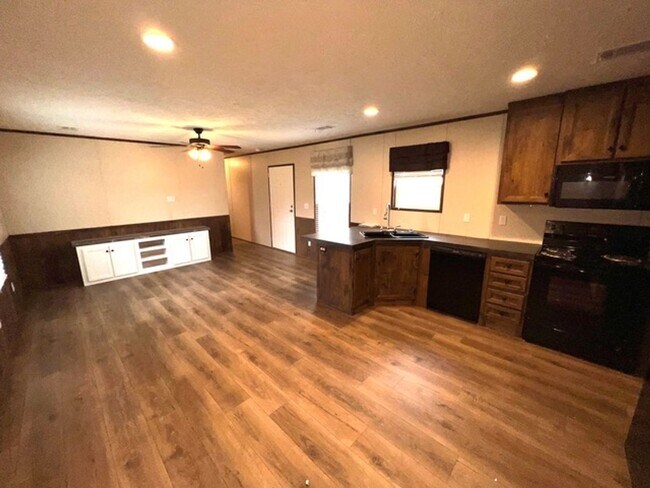 Building Photo - University Estates 63