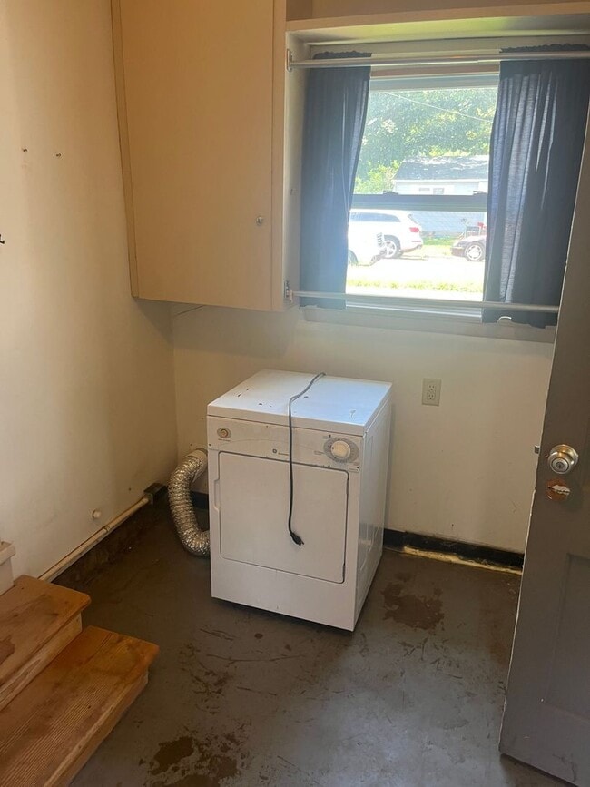 Building Photo - $895 - 2 bed 1 bath - Single Family Home