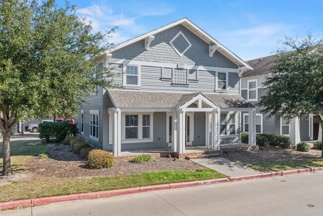 Building Photo - Live at the Woodlands!AVAILABLE FOR AUGUST...