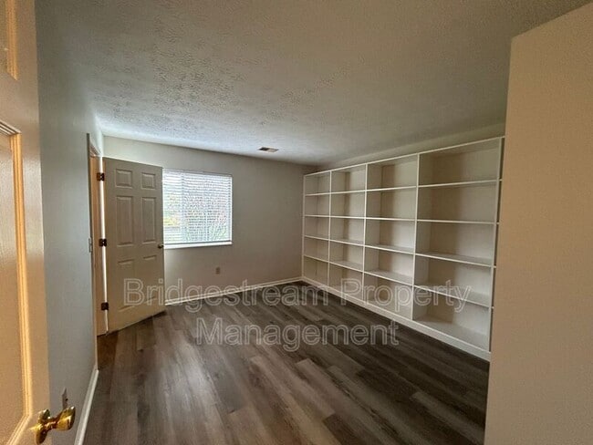 Building Photo - 6615 Hedington Square