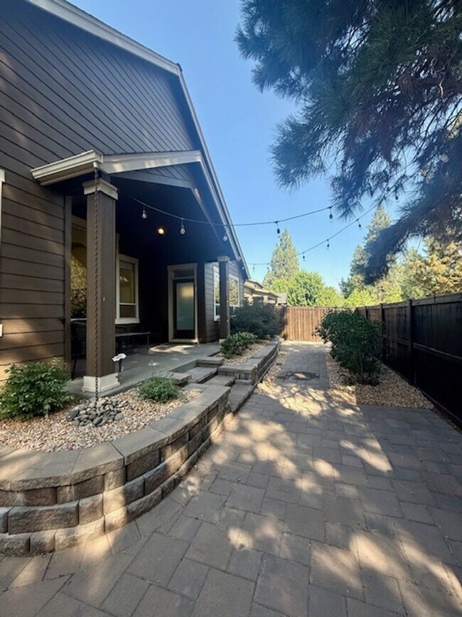 Building Photo - Luxury Home in Stonegate with Community Pool!