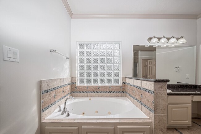 Building Photo - 1522 Olive Park