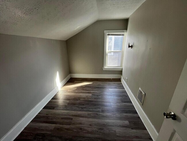 Building Photo - 556 Southwood Ave