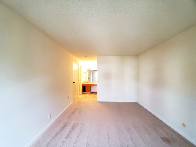 Building Photo - Beautiful, sunny woodlake condo