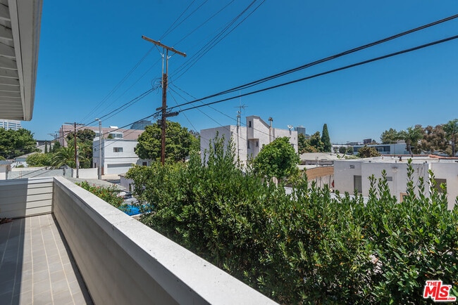 Building Photo - 1510 S Carmelina Ave