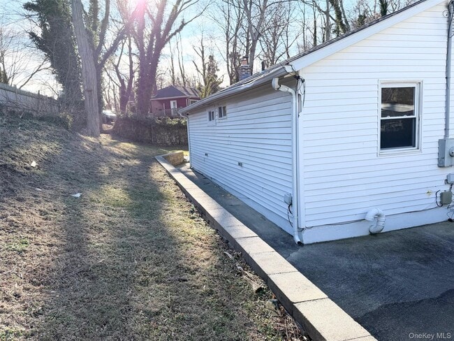 Building Photo - 188 Hallock Landing Rd