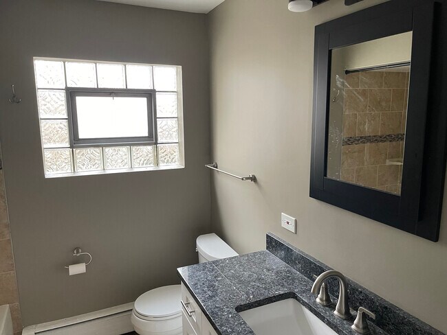 Building Photo - 5259 N Leamington Ave