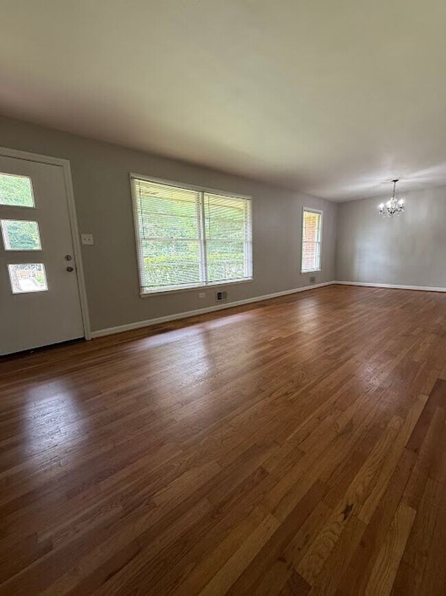 Building Photo - 3 bed 1.5 Bath in Decatur!