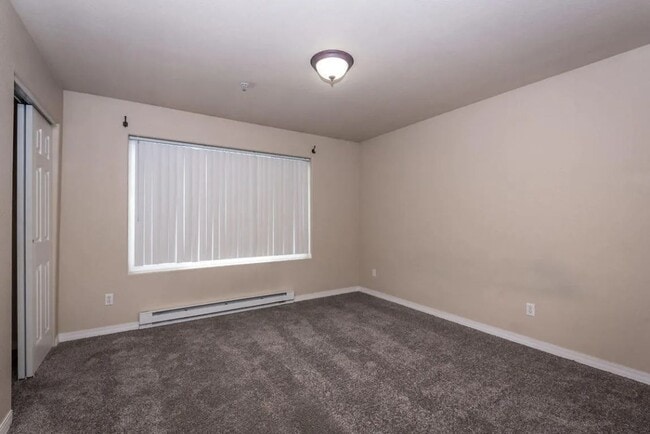 Building Photo - Spacious 3 Bed 2 Bath Condo