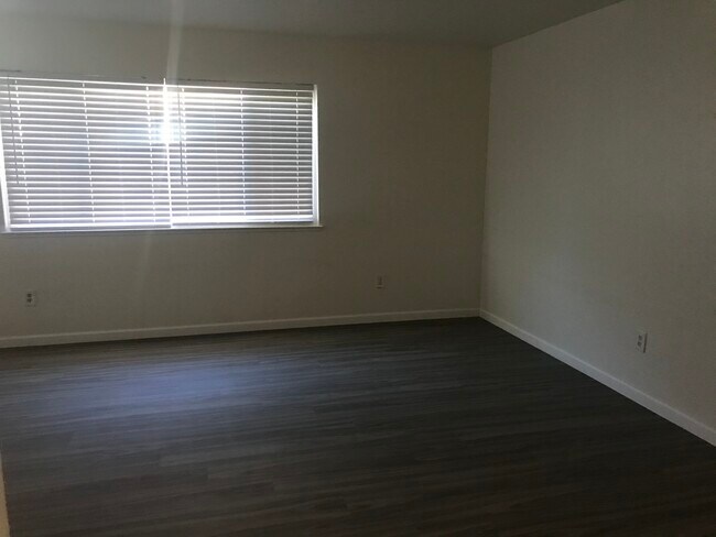 Building Photo - 1366 E Oak Ave