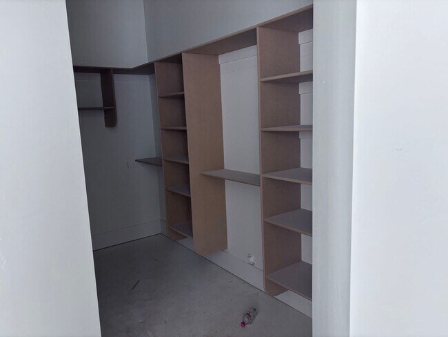 Building Photo - Beautiful 2 story with 6 bedrooms and swimming pool