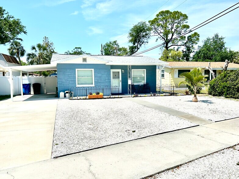 Building Photo - 3318 Boca Ciega Dr N