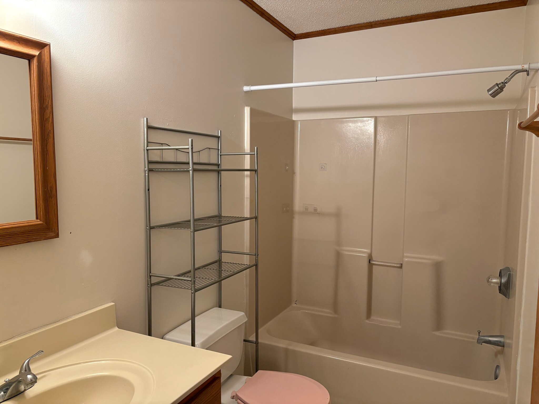 Building Photo - 812 E Maple St