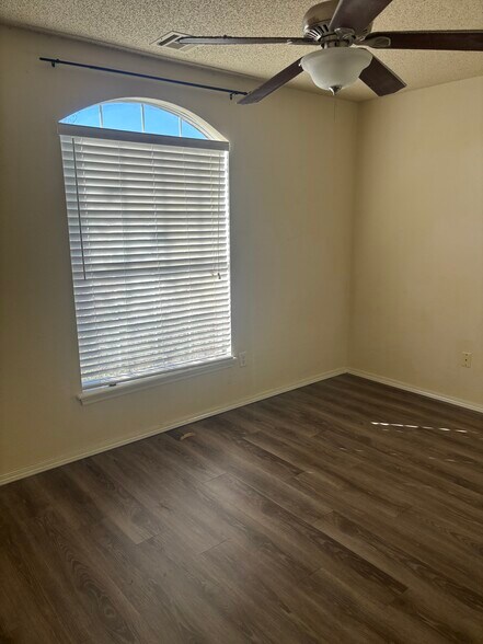 Building Photo - 600 Woods Dr