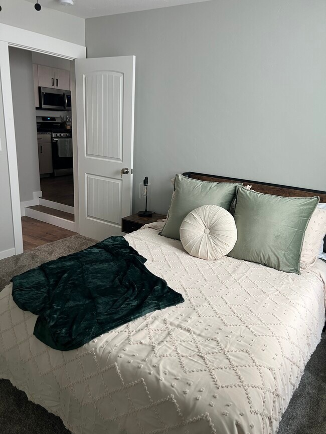 Building Photo - 418 W 18th St