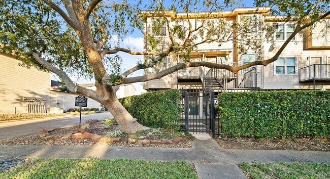 Building Photo - 1914 Lakeside Dr