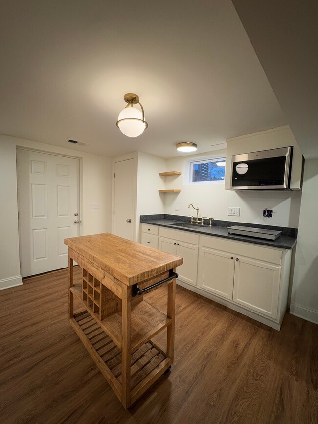 Building Photo - 1012 Roswell Dr