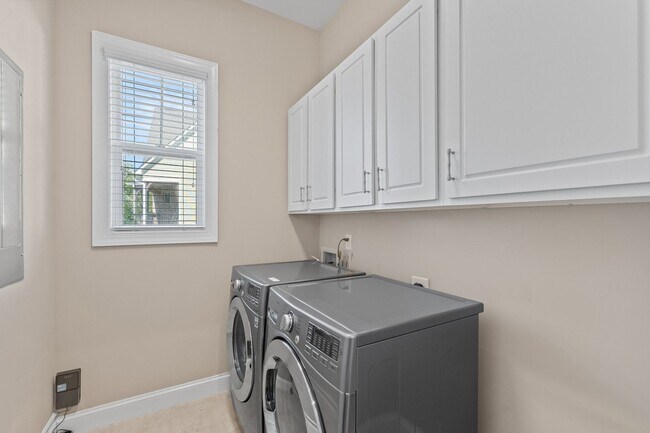 Building Photo - 4 Bedroom Home with Finished Flex Space Ab...