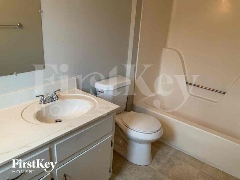Building Photo - 990 Green Valley Dr NW