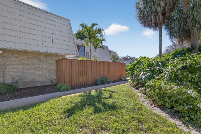 Building Photo - 1700 Embassy Dr