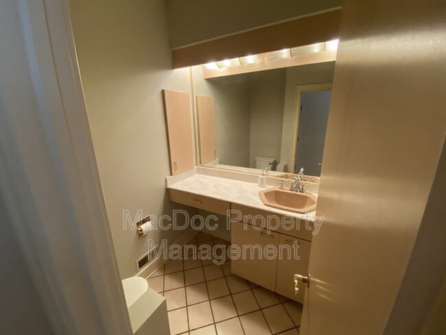 Building Photo - 11225 N Club Dr