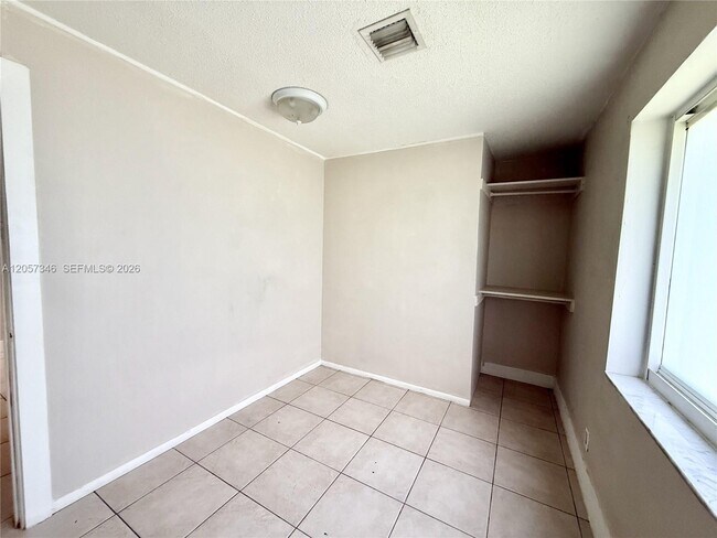 Building Photo - 320 Holloway Dr