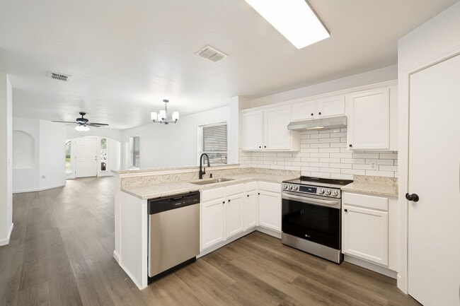 Building Photo - BEAUTIFUL 3-BEDROOM HOME NEAR LACKLAND AFB