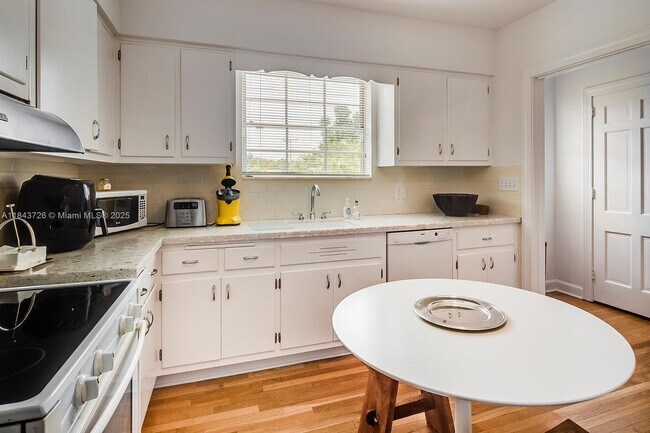 Building Photo - 2828 Segovia St