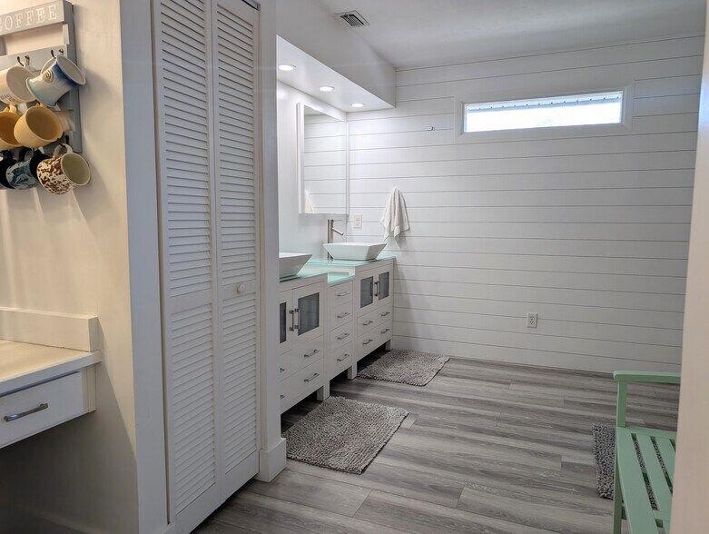 Upstairs bathroom - 4440 Saxon Dr