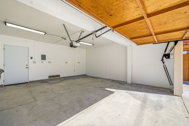 Building Photo - 314 E Palmyra Ave