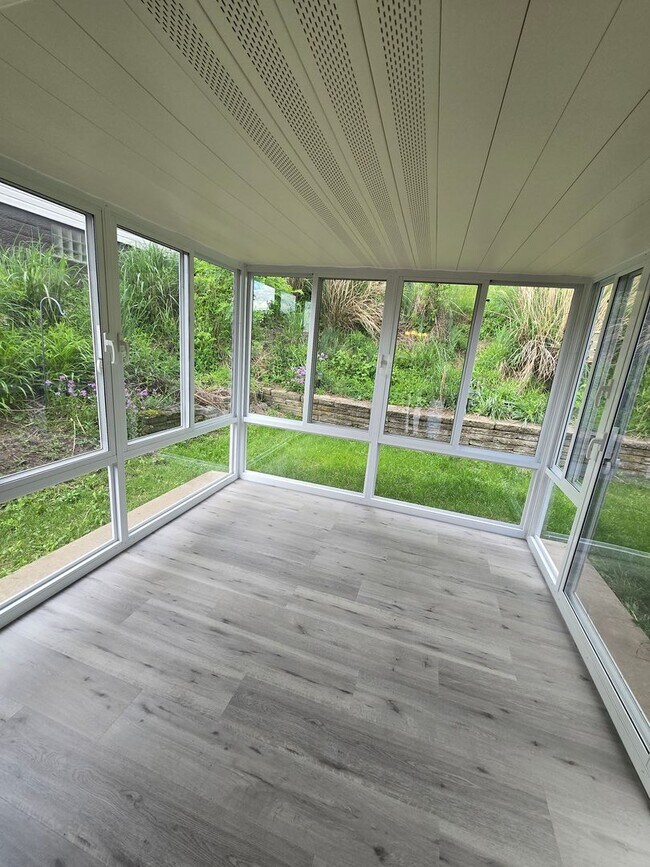 Building Photo - Updated 3 Bedroom Home - Available NOW!