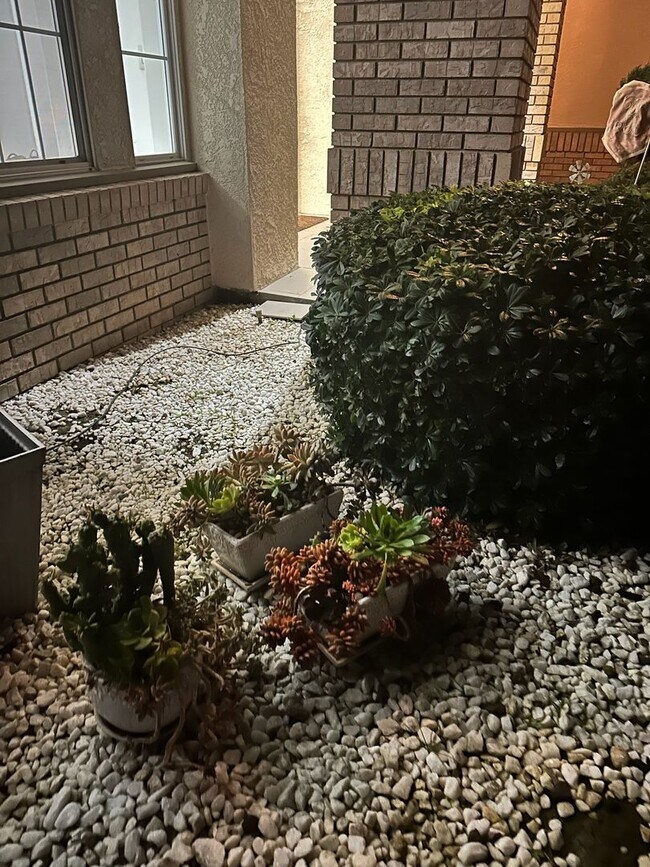 Building Photo - 5701 W Country Ave