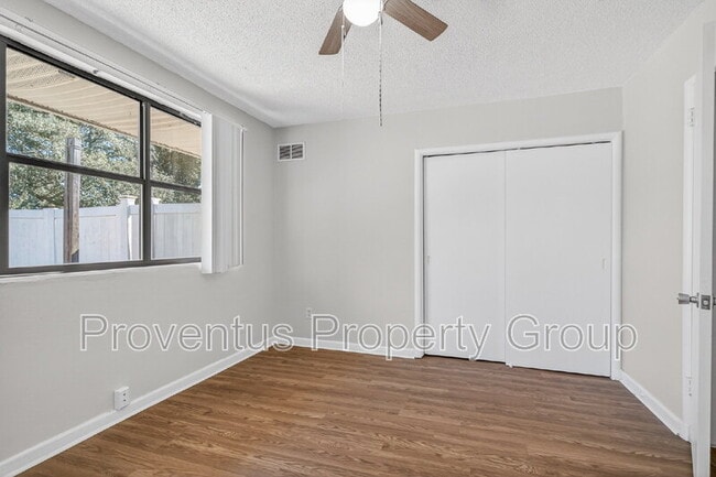 Building Photo - 8 Manor Dr