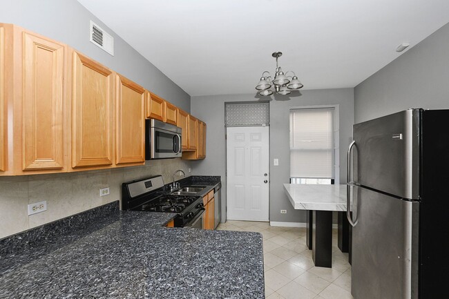 Building Photo - Spacious 2 Bedroom in South Shore!