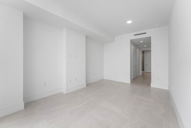 Building Photo - 220 Lake Shore Dr