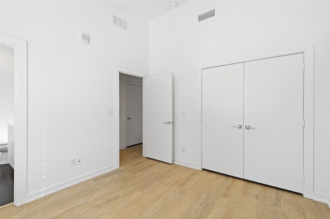 Building Photo - Modern 2-Bed Townhome with Attached Garage & Private Balcony in Gated Dallas Community