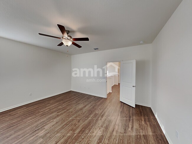 Building Photo - 425 Pebble Bend