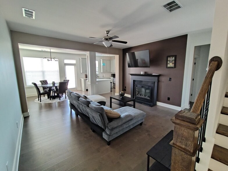 Building Photo - 215 N Auburn Landing Pl