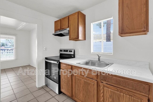 Building Photo - 119 W 9th Pl