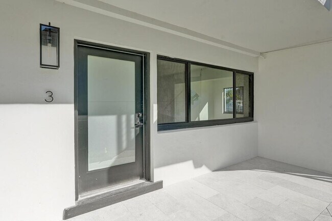 Building Photo - 840 SE 22nd Ave