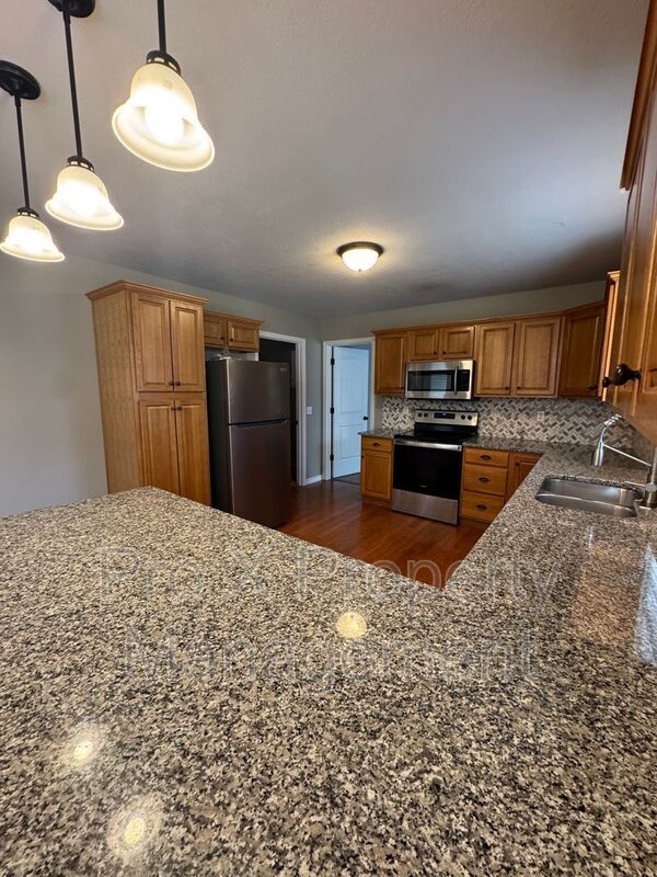 Building Photo - 740 E Gallup Hill Rd