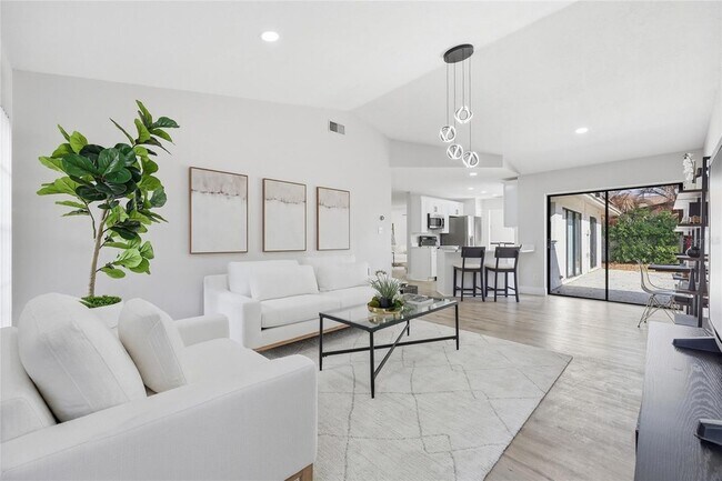 Building Photo - 645 Rosemere Cir