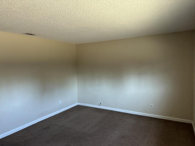 Building Photo - MANTECA 3 BEDROOM 2 BATH HOME