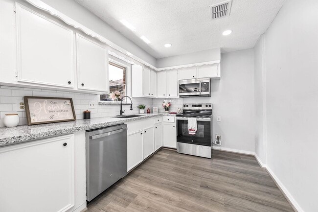 Building Photo - 9014 Landwood Dr