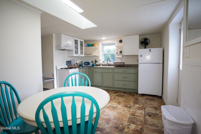 Building Photo - 10 Newark St