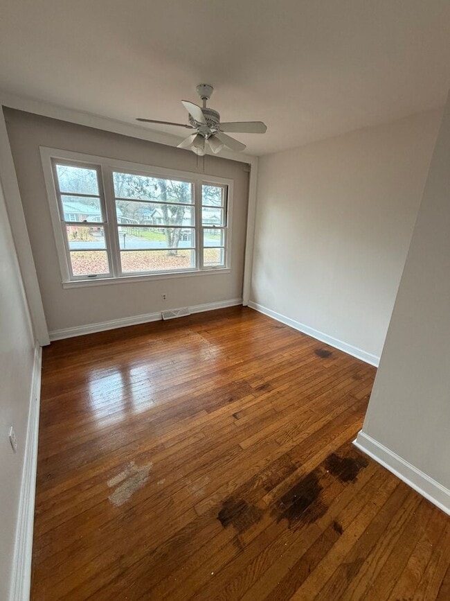 Building Photo - Brick 3/1.5 House in West Rome- $1,250