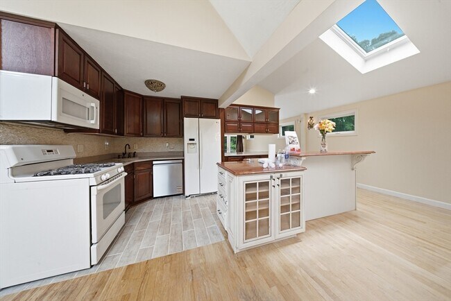 Building Photo - 7 Sherborne Cir