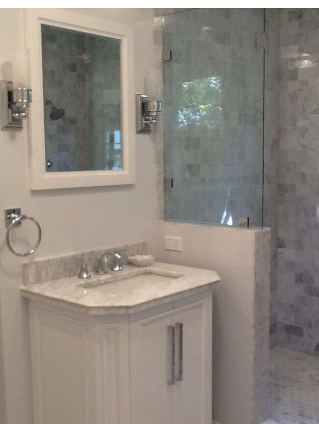 Master bath with double shower - 826 21st St