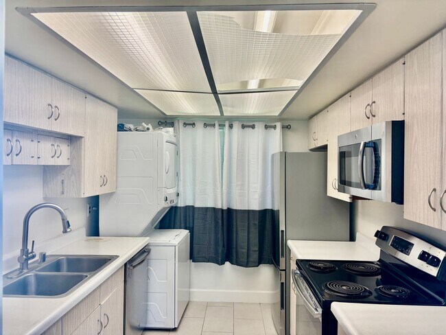 Building Photo - Bright & Airy 3-Bedroom Condo in Prime Mor...