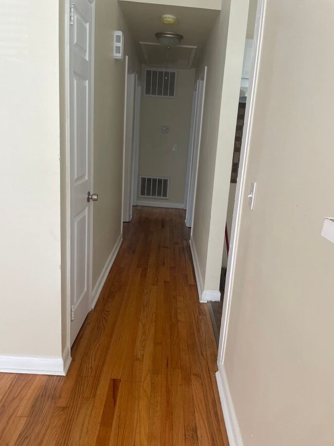 Building Photo - Adorable 3 Bedroom with Updates